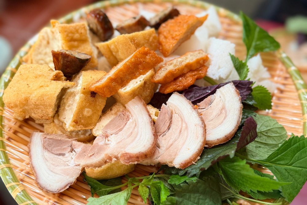 Full-sized vermicelli with tofu and shrimp paste costs 45,000 VND. Photo: Minh Trang