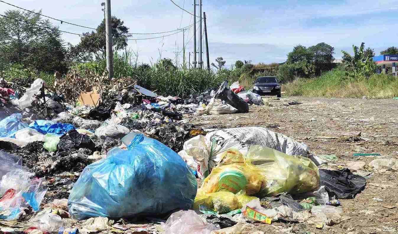 Rac thai chat dong tren duong tranh Bao Loc (doan qua phuong B'Lao) gay o nhiem moi truong. Anh: Phuc Khanh 