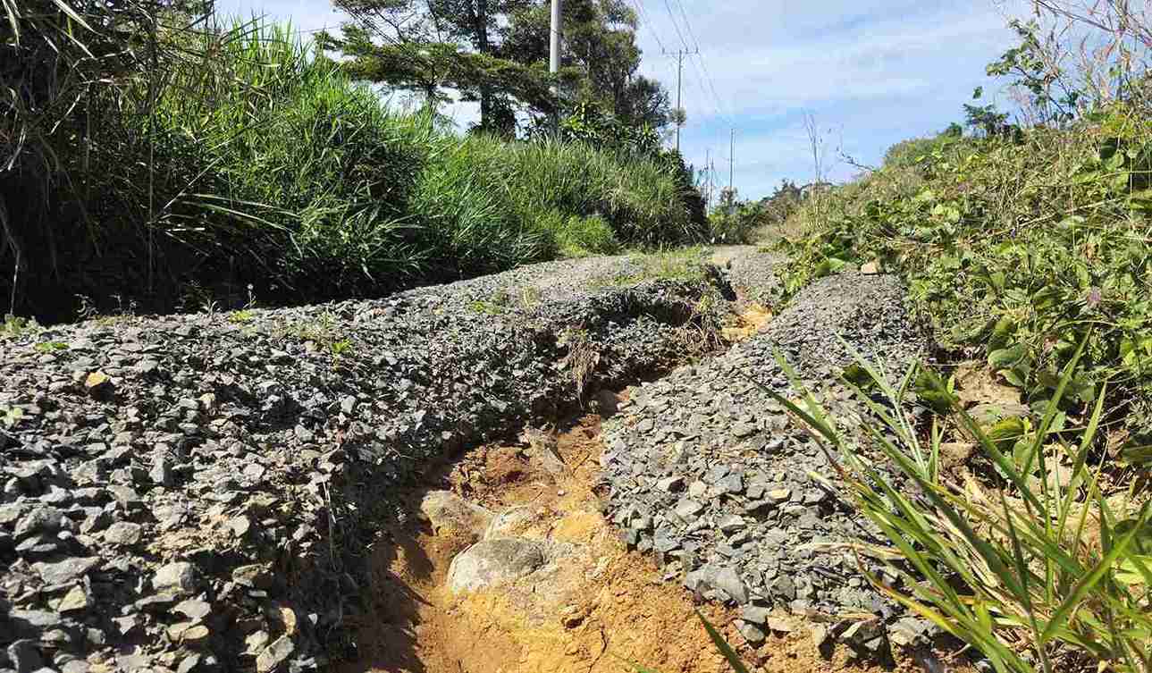 Nen duong bi xoi mon, bong troc tao thanh ranh thoat nuoc lon. Anh: Phuc Khanh 