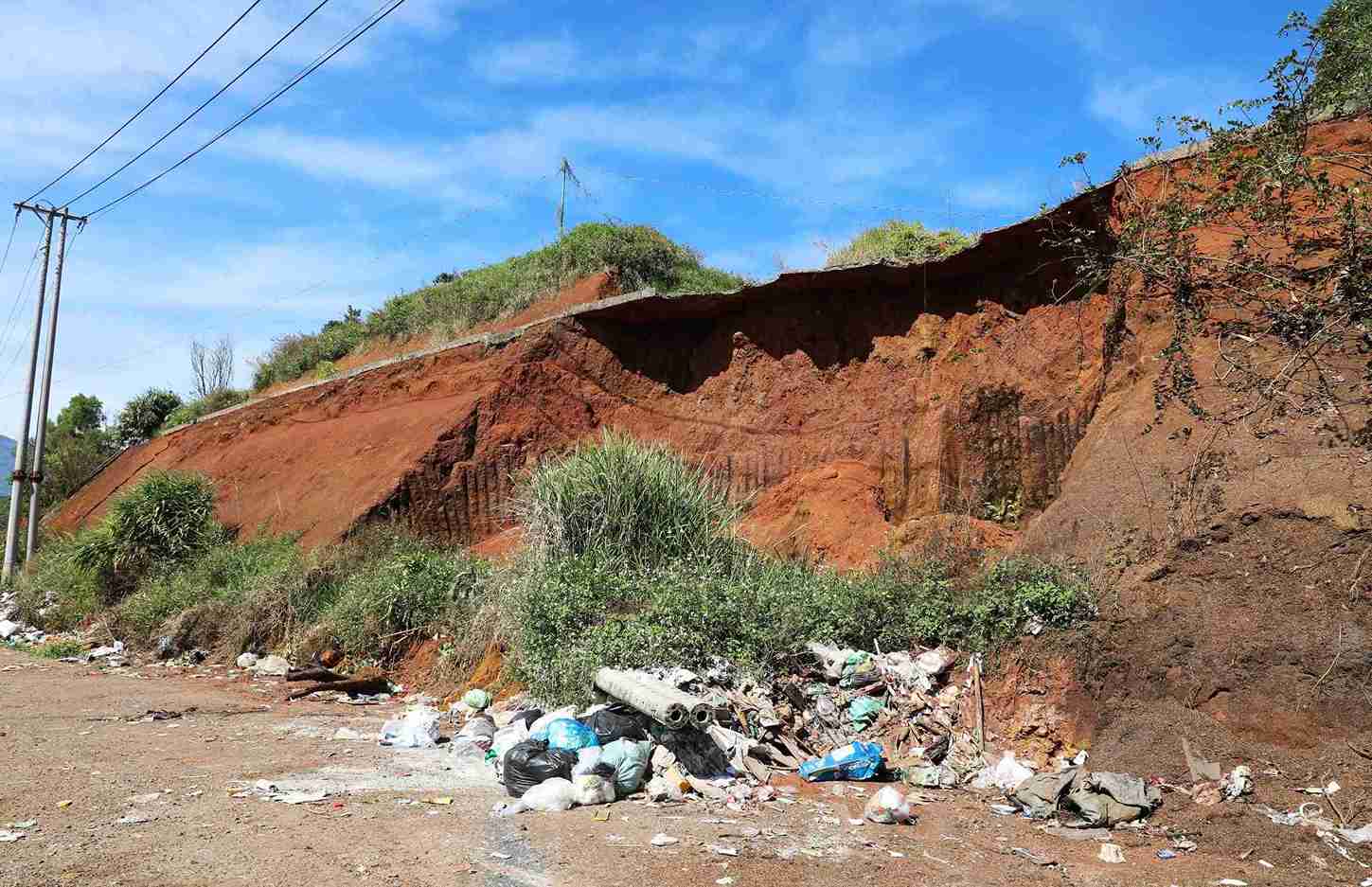 Bo taly am tren duong tranh phia Nam Bao Loc bi sat lo. Anh: Phuc Khanh 