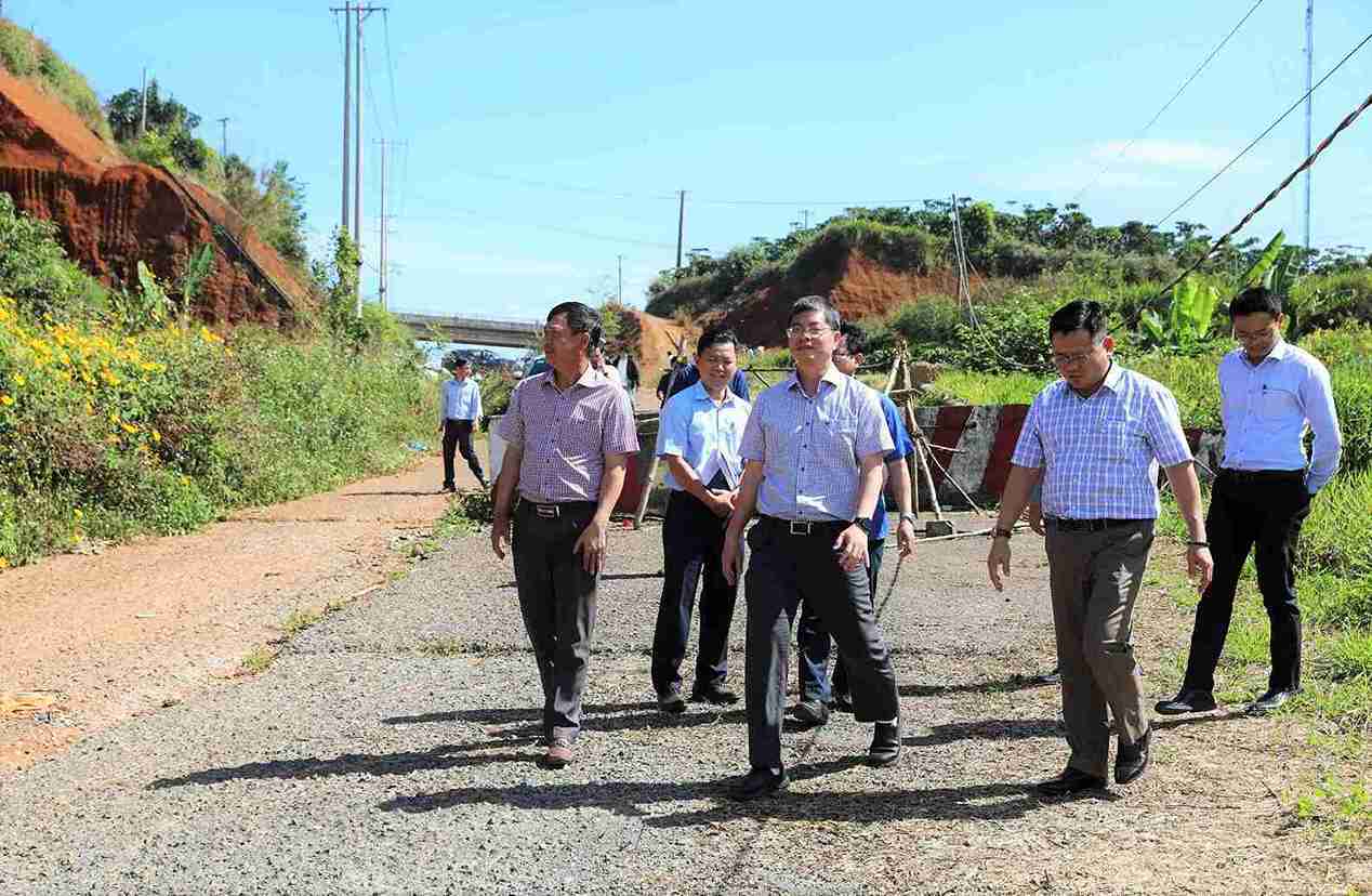 Ngay 6.1.2026, ong Nguyen Hong Hai, Pho Chu tich UBND tinh Lam Dong kiem tra duong tranh Bao Loc. Anh: Phuc Khanh 