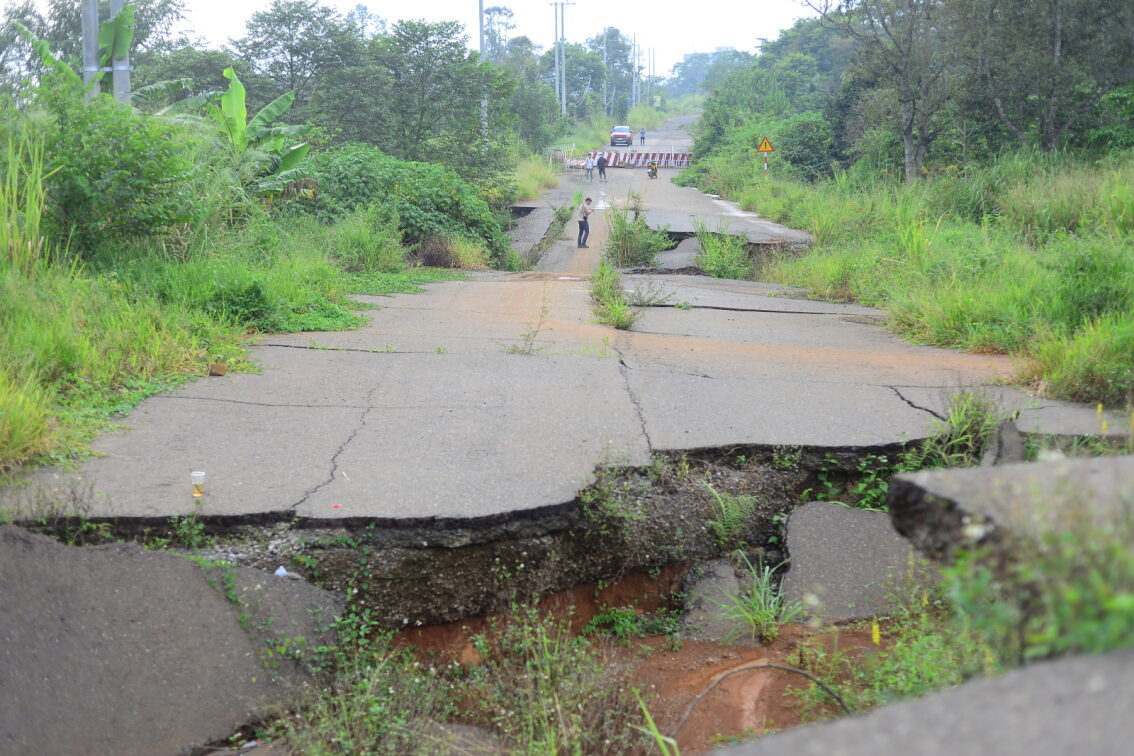 After 5 years of construction suspension, the Bao Loc bypass is becoming a mess. Photo: Phuc Khanh