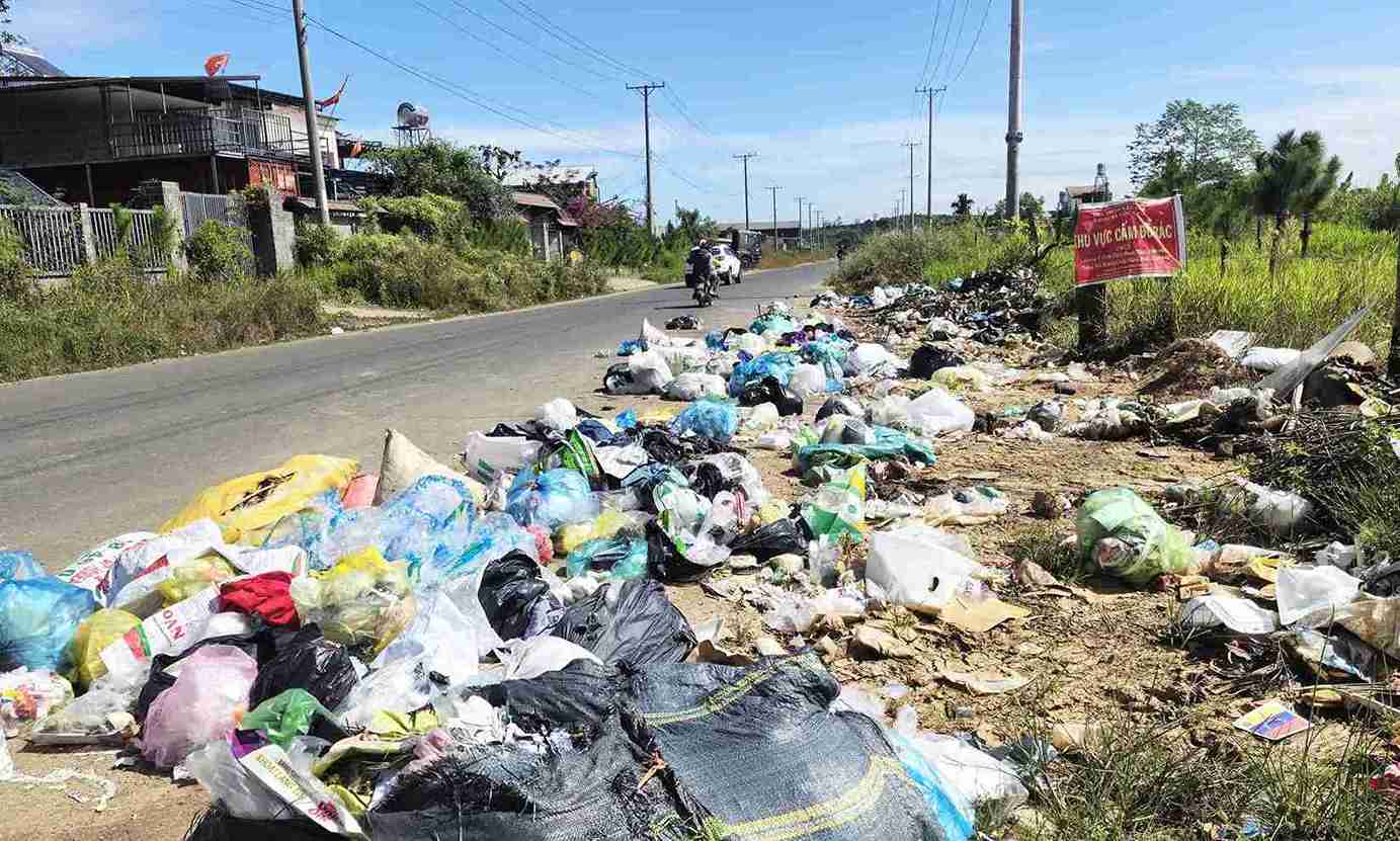 Rac thai tran lan boc mui hoi thoi tren duong tranh Bao Loc (doan qua phuong 3 Bao Loc). Anh: Phuc Khanh 