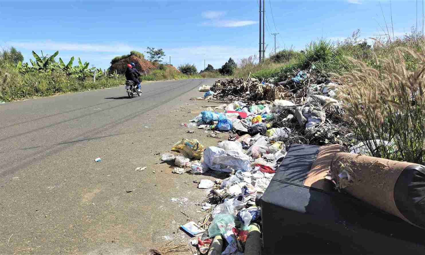 Mot diem chua rac thai khac tren duong tranh Bao Loc (thuoc dia phan phuong B'Lao). Anh: Phuc Khanh 