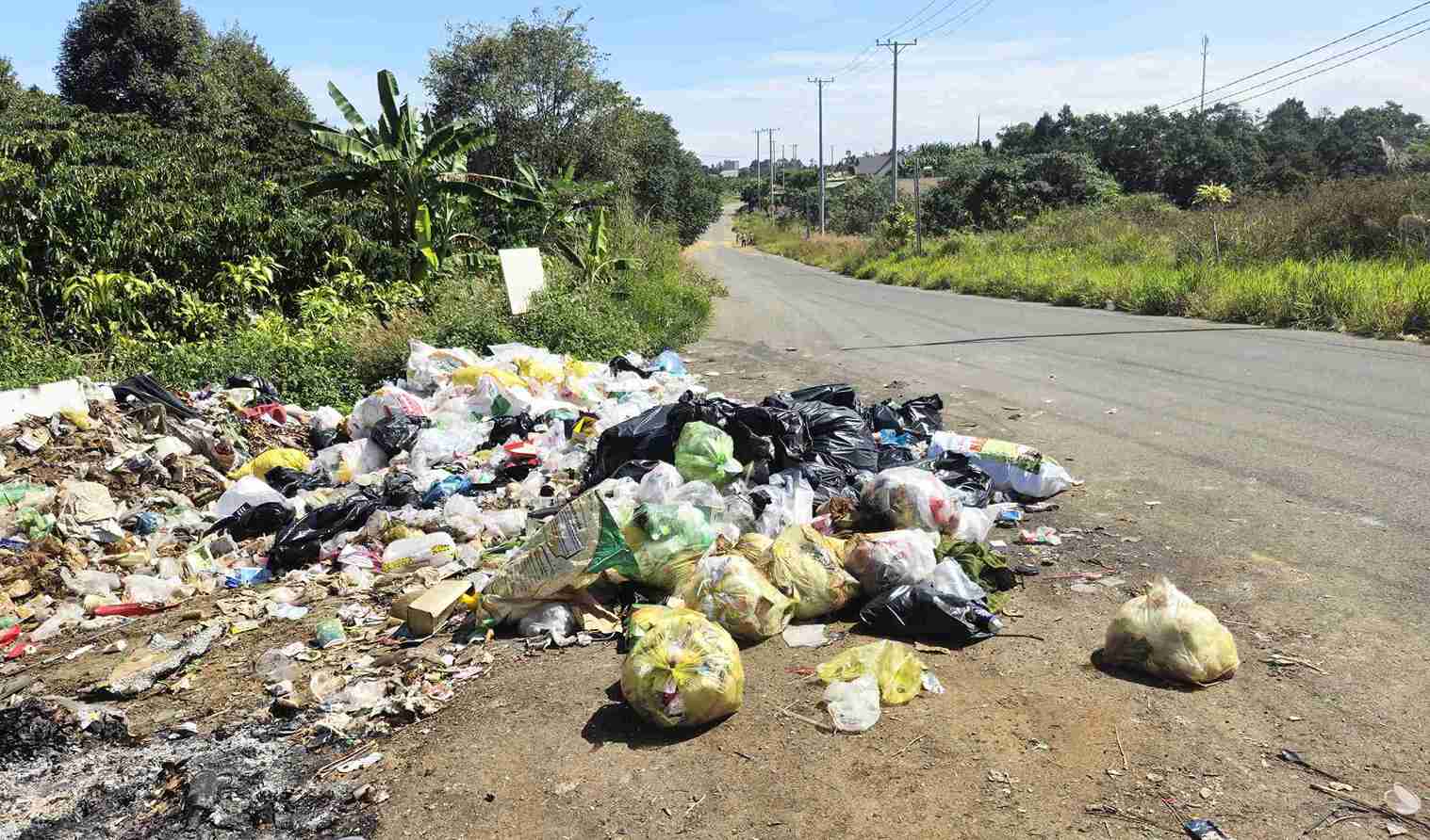 Phuong B'Lao la dia phuong dang ton tai nhieu diem chua rac thai tren duong tranh Bao Loc. Anh: Phuc Khanh 