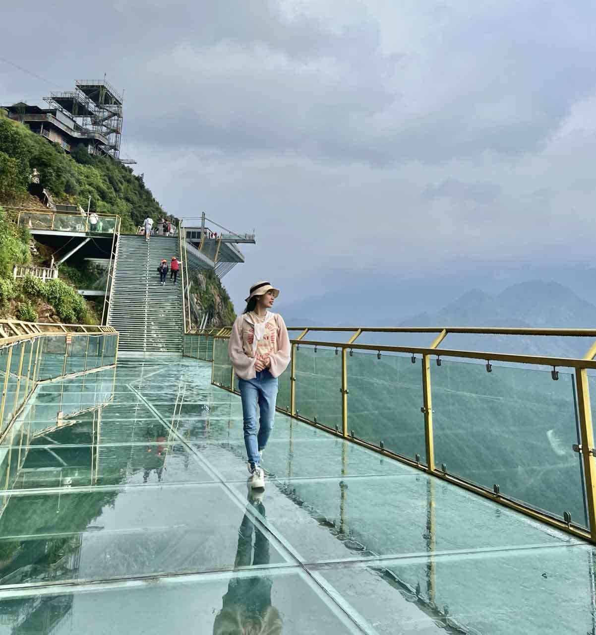 Du khach di bo tren cau kinh.