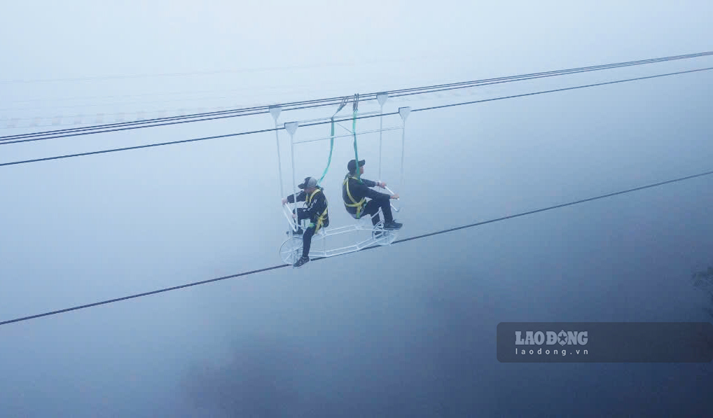 Adventure games at the famous glass bridge in Lai Chau. Photo: Viet Bac