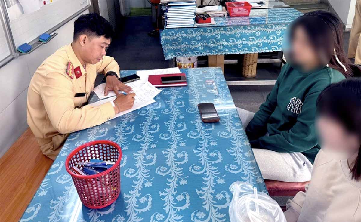 Công an lập biên bản, tịch thu xe do thiếu nữ vi phạm buông cả hai tay trên cầu Ba Son. Ảnh: Công an cung cấp