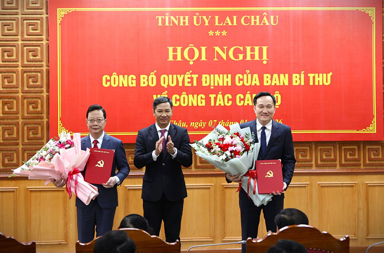 Mr. Nguyen Thanh Tam - Member of the Party Central Committee, Deputy Head of the Central Organization Committee awarded Decisions to 2 new Deputy Secretaries of the Lai Chau Provincial Party Committee for the term 2025-2030. Photo: Lai Chau Provincial People's Committee