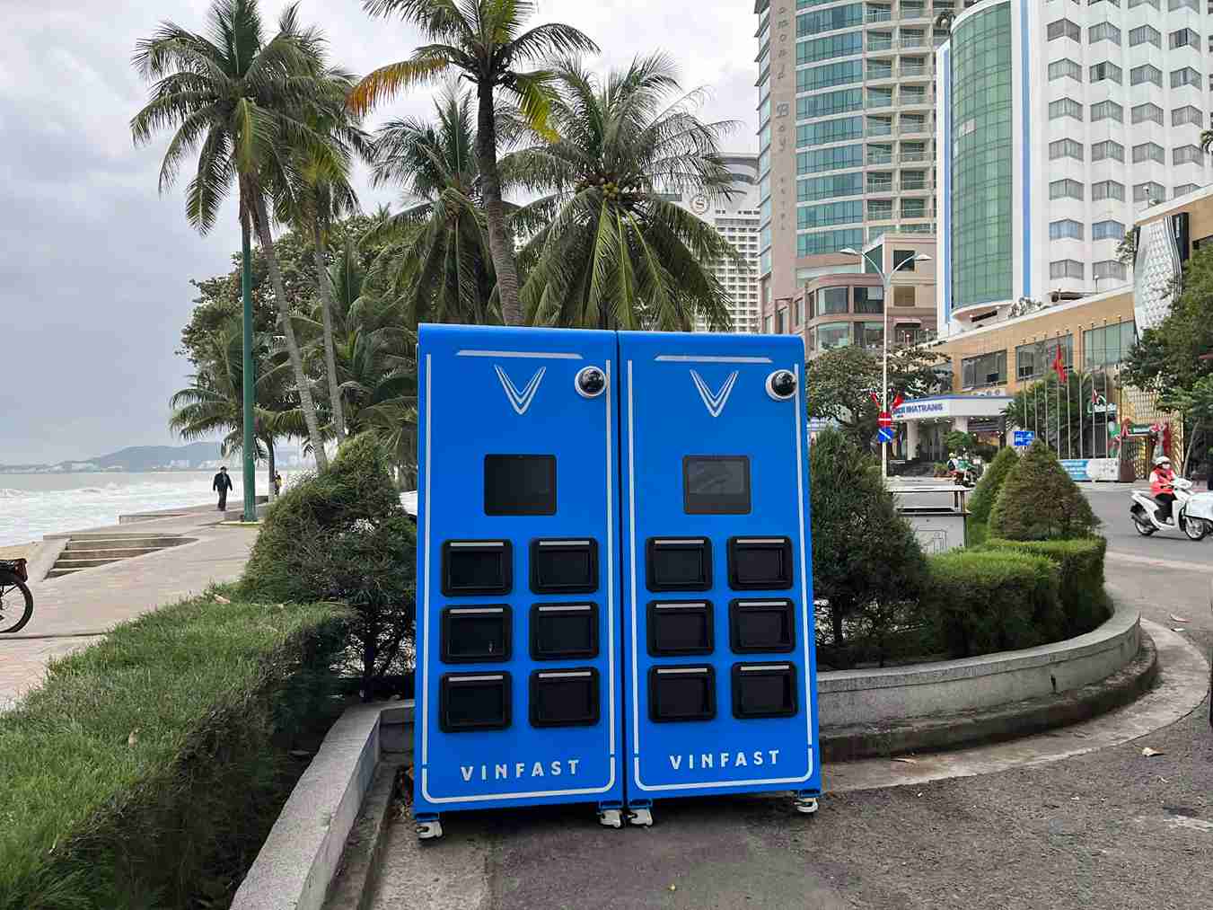 ニャチャン海岸道路に電動バイクのバッテリー交換ステーションが多数出現。写真:フウ・ロン