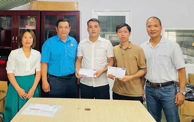 Hoa Khanh Ward Trade Union, Da Nang presents gifts to union members and workers affected by floods. Photo: Hoa Khanh Trade Union.