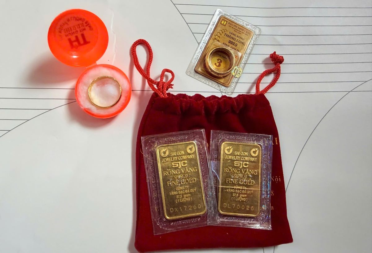 El precio del oro en lingotes SJC a las 13:18 del 7 de enero se negocio en 156,1 - 158,1 millones de VND/tael (compra - venta). Foto: Khanh Minh