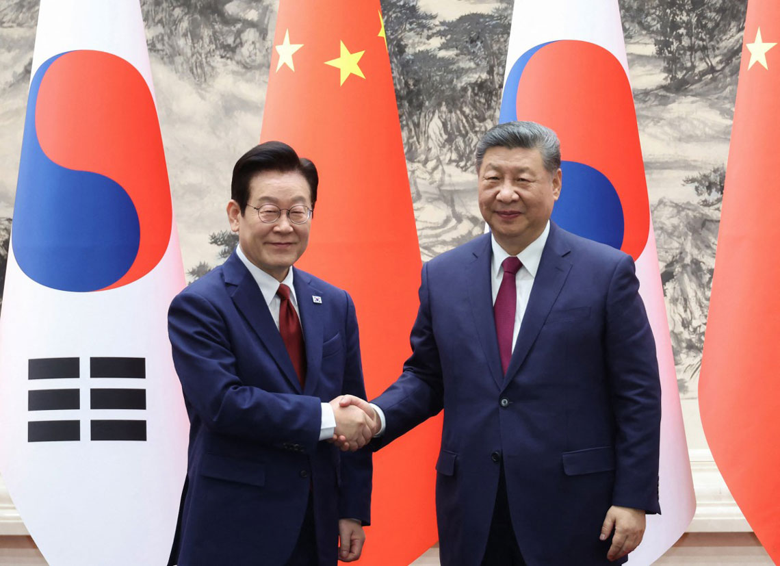 El presidente surcoreano Lee Jae Myung y el presidente Xi Jinping en una reunion el 5 de enero. Foto: AFP