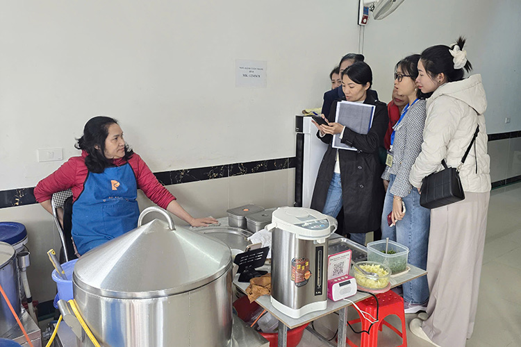 Dieu tra vien tien hanh dieu tra tai to 5, phuong Muong Thanh, tinh Dien Bien. Anh: Pham Trung