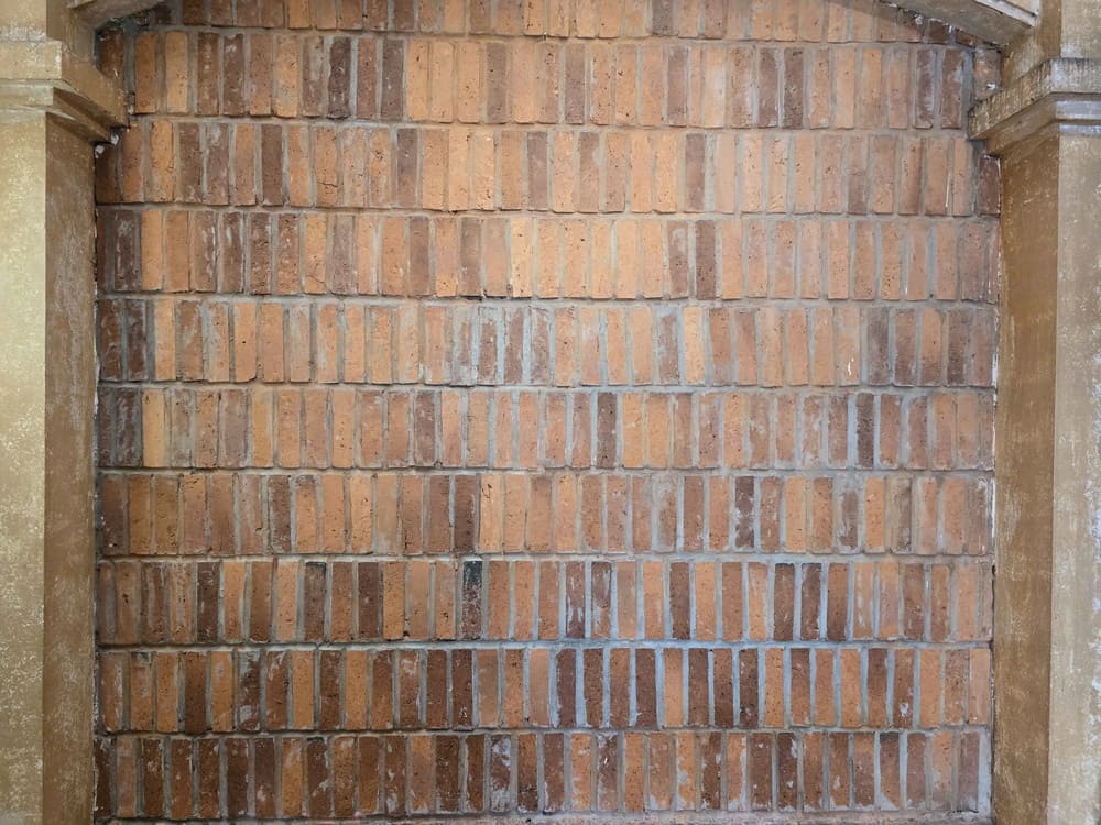Baked bricks walls for gardens are one of the designs favored by many families. Photo: Tuan Dat