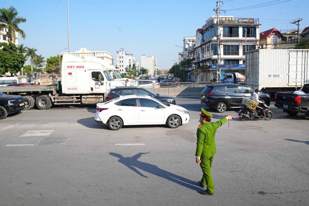 Mot so diem giao thong tren dia ban thanh pho thuong xuyen xay ra un tac vao gio cao diem. Ảnh: Cong TTDT Hai Phong
