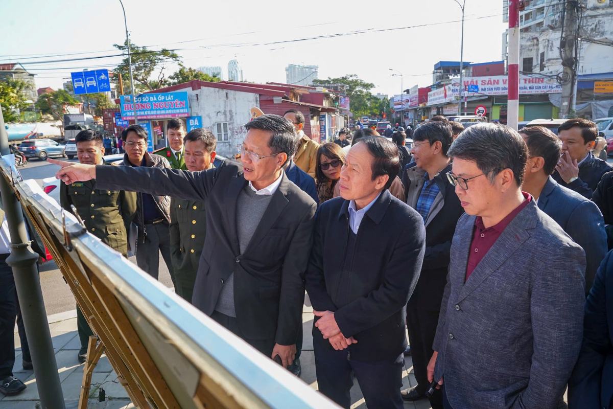 Secretary of the City Party Committee Le Tien Chau conducts a field survey and listens to reports at the scene. Photo: Hai Phong E-Portal