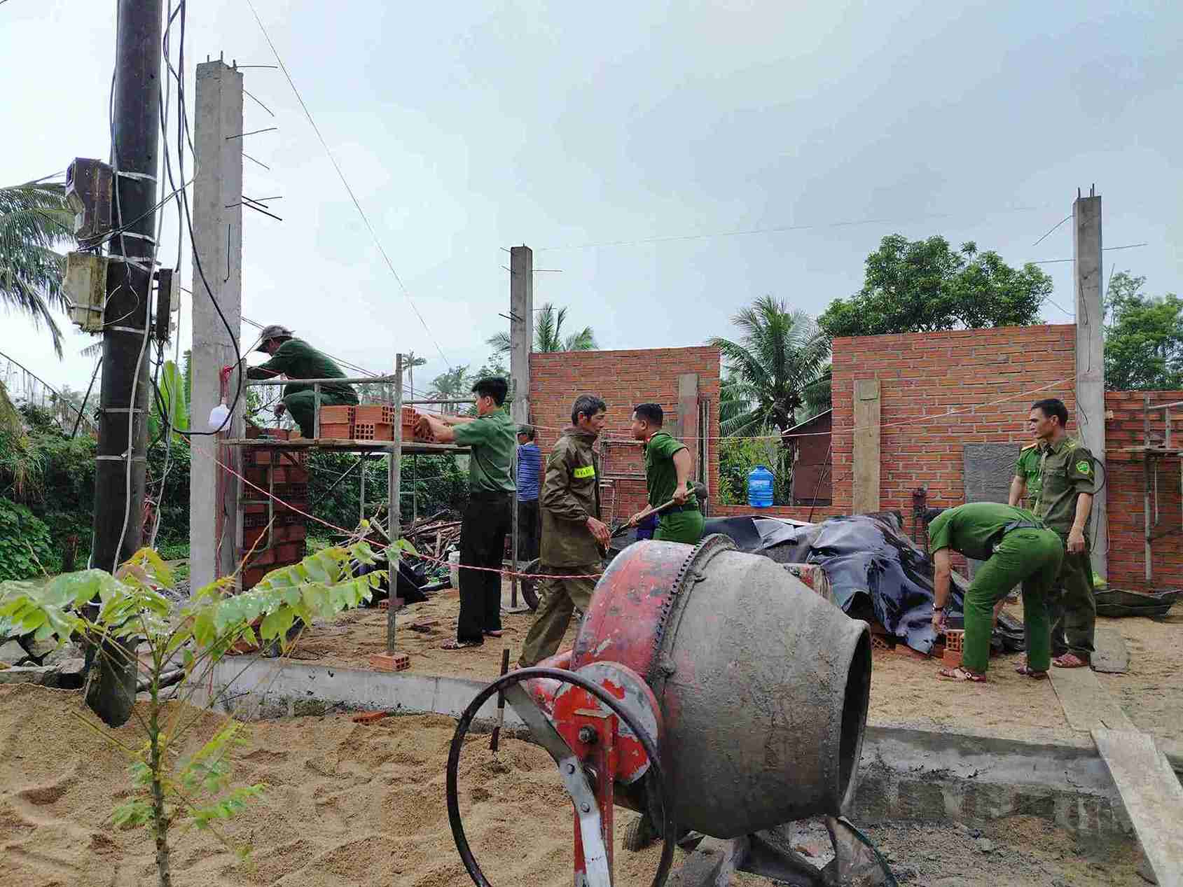 닥락의 정부와 군대는 자연 재해 지역 주민들을 위한 새로운 주택을 건설하고 있습니다. 사진: 바오쭝