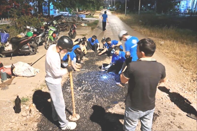 The "For La Gi Community" club, Lam Dong province, diligently repairs damaged road sections in the evening, helping people travel safely. Photo: Duc Lam
