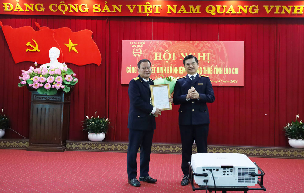Ong Vu Chi Hung - Pho Cuc truong Cuc Thue trao quyet dinh cua Cuc Thue bo nhiem Truong Thue tinh Lao Cai. Anh: Thanh Thuy  