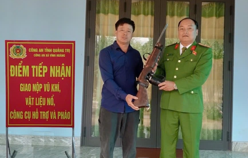 People in Quang Tri hand over homemade weapons. Photo: Vinh Hoang Commune Police
