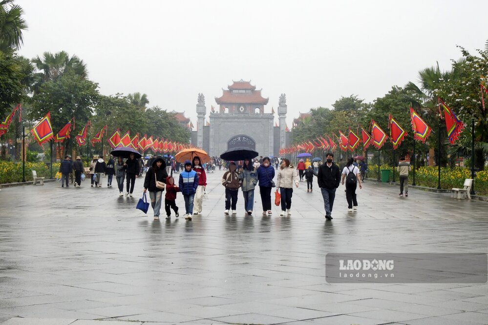 Many tourists came to the Hung Temple historical relic site, Phu Tho. Photo: To Cong.