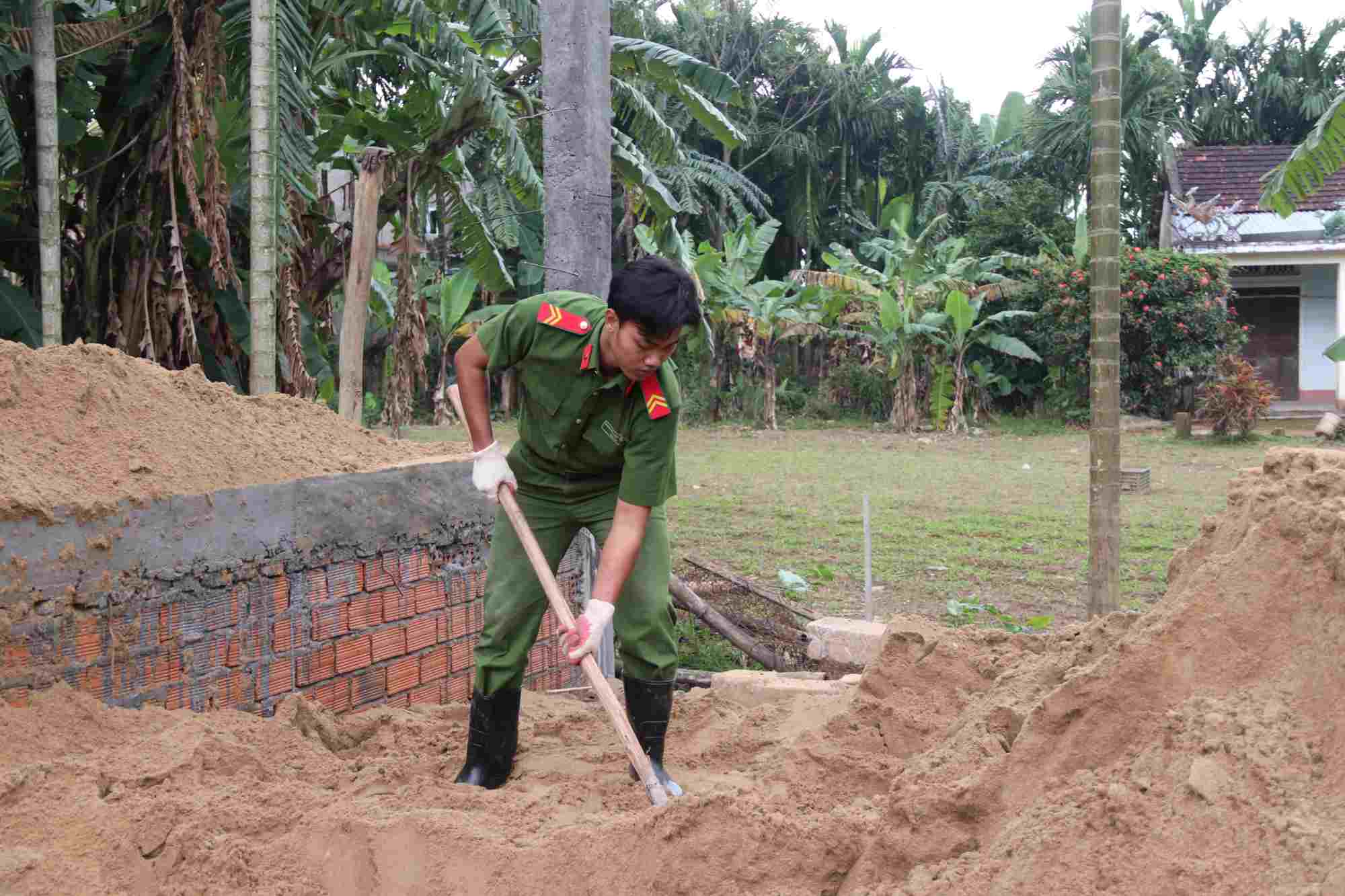 Armed forces help flood victims in Ha Nha commune, Da Nang rebuild houses during the Quang Trung campaign. Photo: Tran Thi