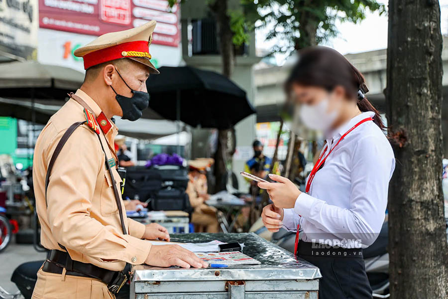 Health certificates are not a mandatory type of paper to carry when participating in traffic, so people do not have to present them. Photo: The Ky