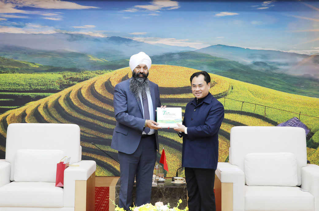 Bi thu Tinh uy Lao Cai tang qua luu niem cho Bo truong Phat trien quoc te Canada. Anh: Thanh Thuy  