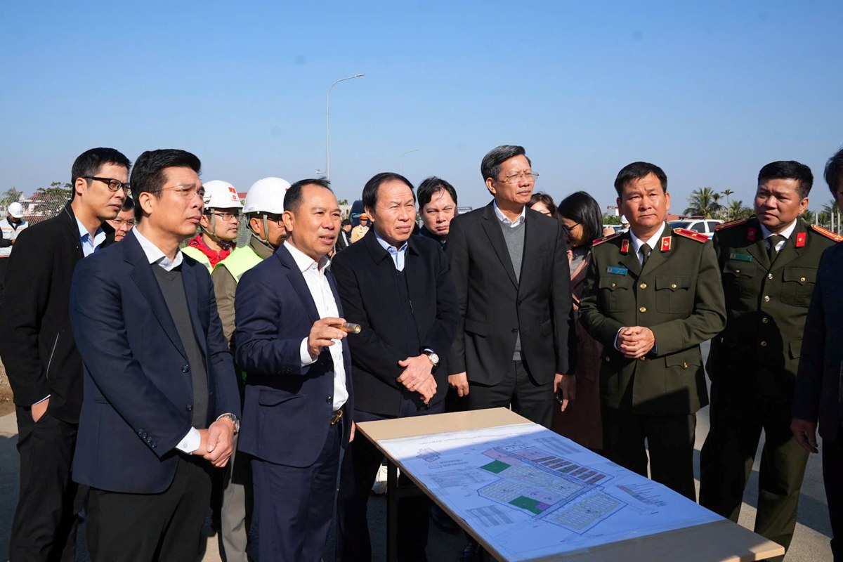 Bi thu Thanh uy va Doan cong tac kiem tra tai Du an Nha o xa hoi. Ảnh: Cong TTDT Hai Phong