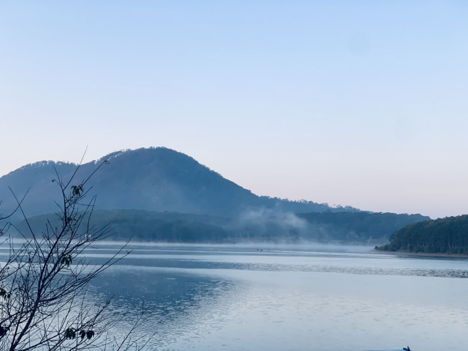 Tuyen Lam Lake (Da Lat) is romantic and fluttering in early winter. Photo: Ky Lam