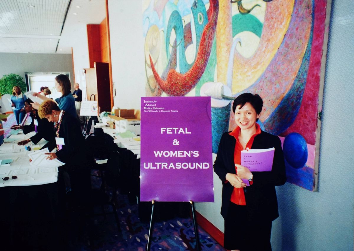 Bac si Tan Sinh tham gia hoi nghi Sieu am thai va phu khoa tai Phap.