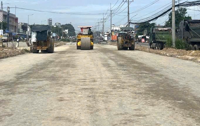Construction of the Project to upgrade more than 9km of road 25B from the center of Nhon Trach commune to National Highway 51, Dong Nai province. Photo: HAC