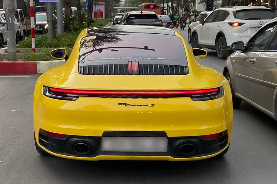 The Porsche 911 Carrera S generation 992.1 attracts attention with its prominent Racing Yellow exterior. Photo: Minh Duc