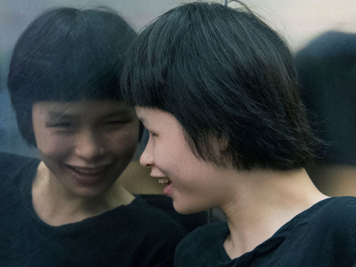 Trong tam kinh mo, em gap lai chinh minh va bat cuoi. Mot niem vui khong can ly do, khong doi hoi ngon ngu, chi don gian la cam xuc tran ra dung luc. Anh: Viet Van