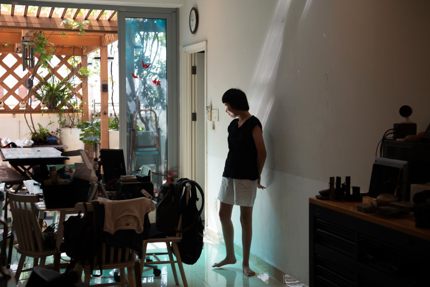 Yen Dan trong mot khoanh khac tinh tai hiem hoi. Em dung do nhu lang nghe the gioi, du phan lon the gioi khong the nghe duoc em. Anh: Viet Van