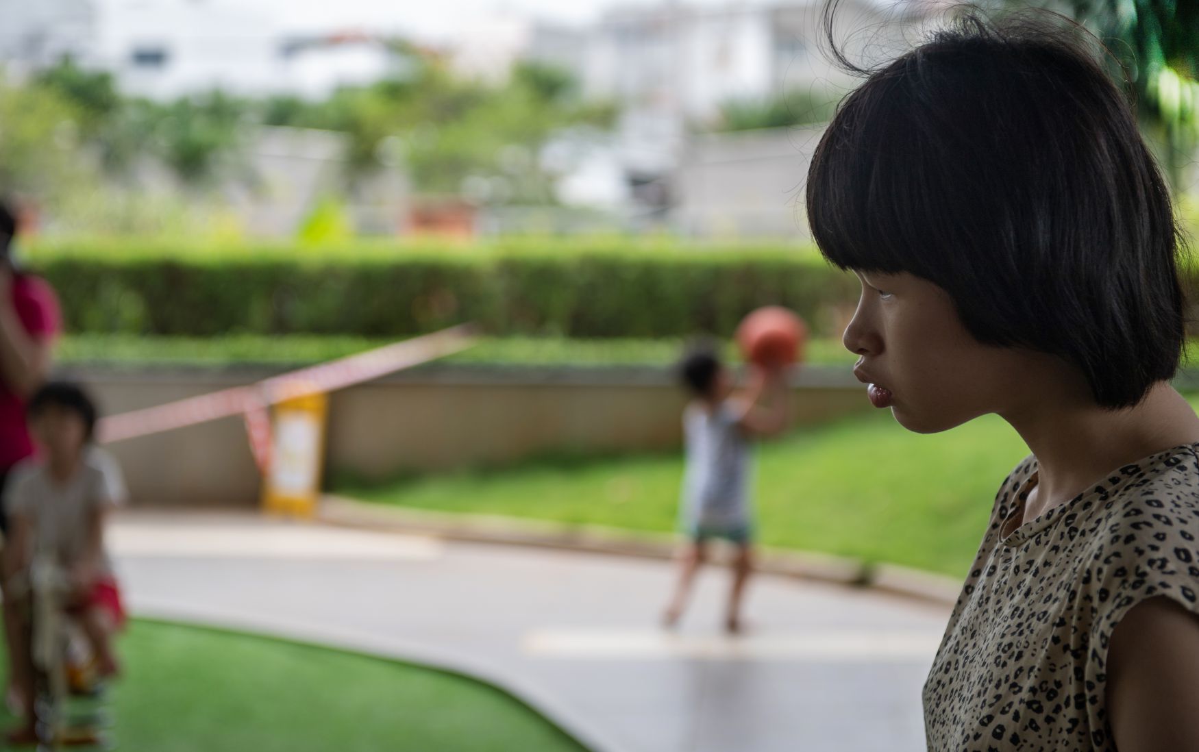 Phut tram tu cua Yen Dan. Guong mat nghieng cua em co net diu dang nhung xa xam, the gioi ngoai kia rat gan ma cung rat xa. Anh: Viet Van