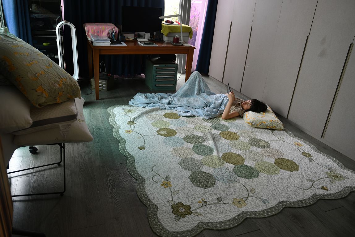 Cuoi ngay, Yen Dan nam om chiec Ipad giua mot khong gian rong lon. Anh: Viet Van