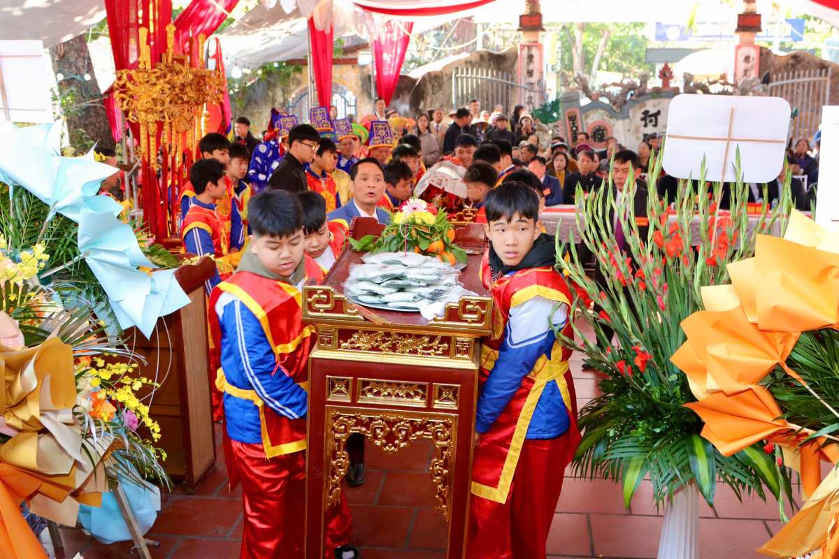 祭りでドゥック・タイン・ホアンに献上された特産品のバインザイ。写真:ハイフォン市情報通信局