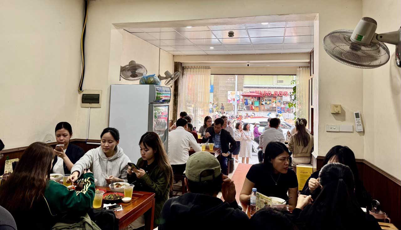 Quán có không gian khá nhỏ nên thường hết chỗ vào giờ cao điểm.