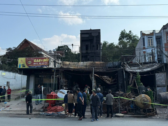 The scene of the fire that seriously affected 3 houses in Bai Nai street, Ky Son ward, Phu Tho province. Photo: Minh Nguyen