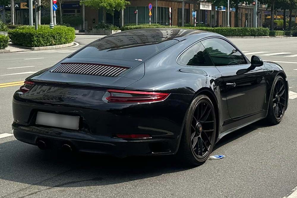 The rare Porsche 911 Carrera GTS 991.2 generation appeared in Ho Chi Minh City, attracting attention with its black exterior and high performance configuration. Photo: Phong Diep
