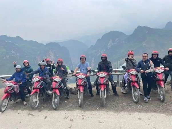 Nhung khuc cua deo tren Ha Giang Loop tao nen dau an kho quen cho du khach. Anh: MOTOGO Tours