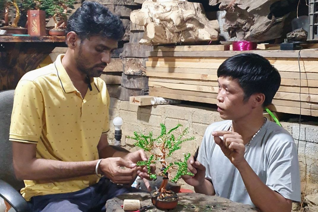 Instructions on making bonsai from copper wire for a friend from India. Photo: Character provided