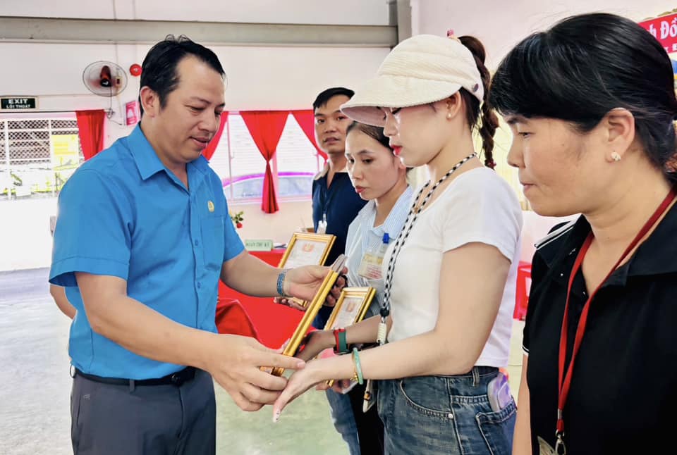 The company in Dong Nai has announced Tet bonuses and salary increases for 7,500 workers. Photo: Provided by the Trade Union