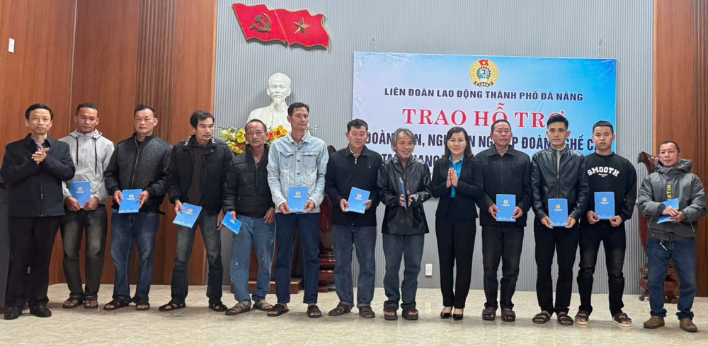 Tam Giang Fisheries Trade Union members receive support gifts from the Da Nang City Labor Federation. Photo: Da Nang Trade Union.