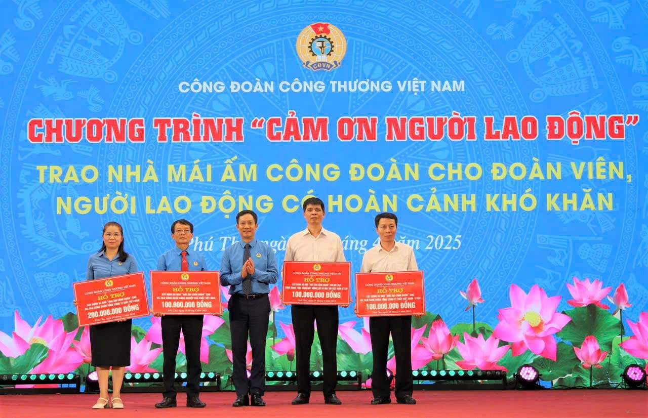 Mr. Le An Hai - Member of the Presidium of the Vietnam General Confederation of Labour, Chairman of the Vietnam Industry and Trade Union, presents Trade Union Solidarity House support to representatives of union members in difficult circumstances. Photo: Ha Anh