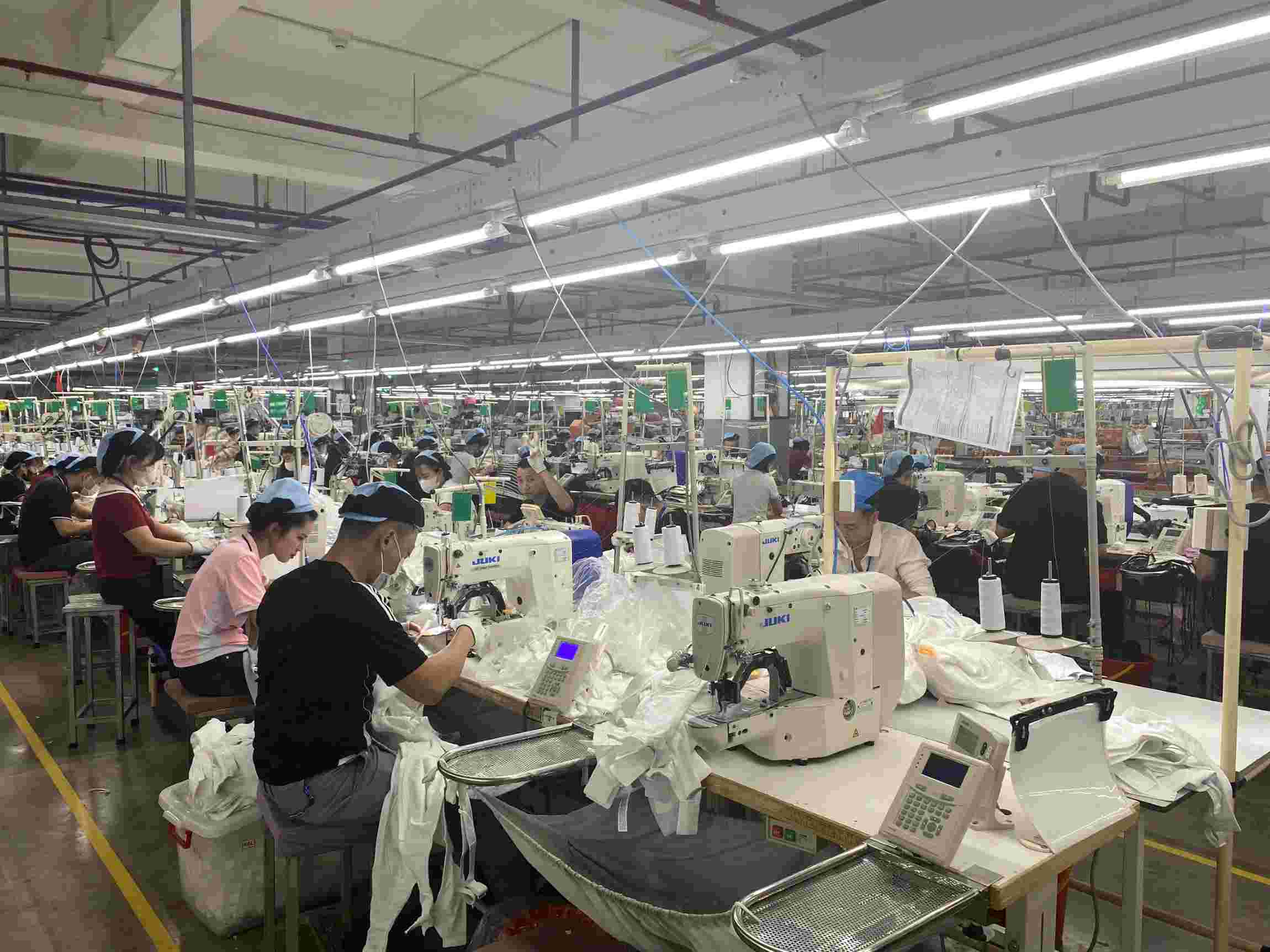 Workers of Crystal Martin Vietnam Co., Ltd. actively work and produce at the end of the year. Photo: Company provided
