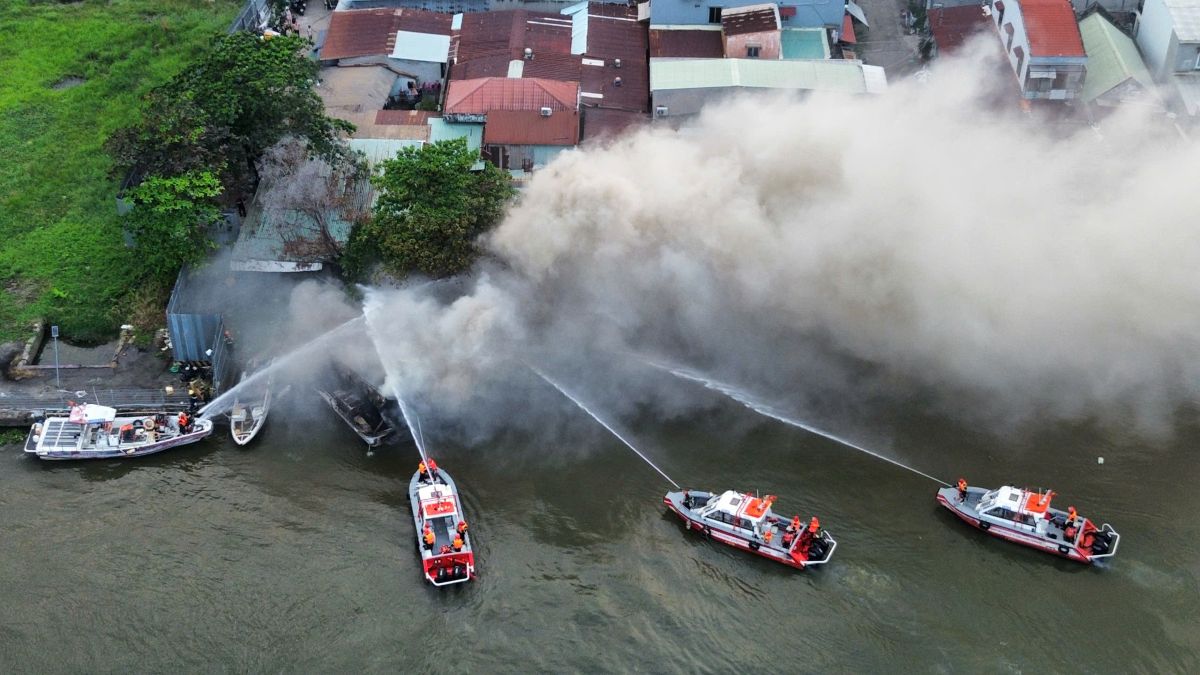 Flycams overhead fire a yacht on the Saigon River