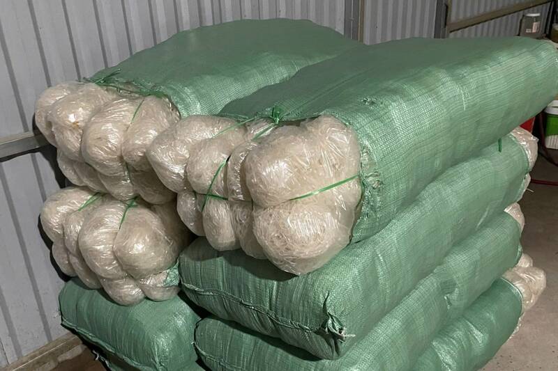 Luong thuc, thuc pham khong ro nguon goc bi luc luong chuc nang kiem tra, thu giu. Anh: Cong an tinh Son La